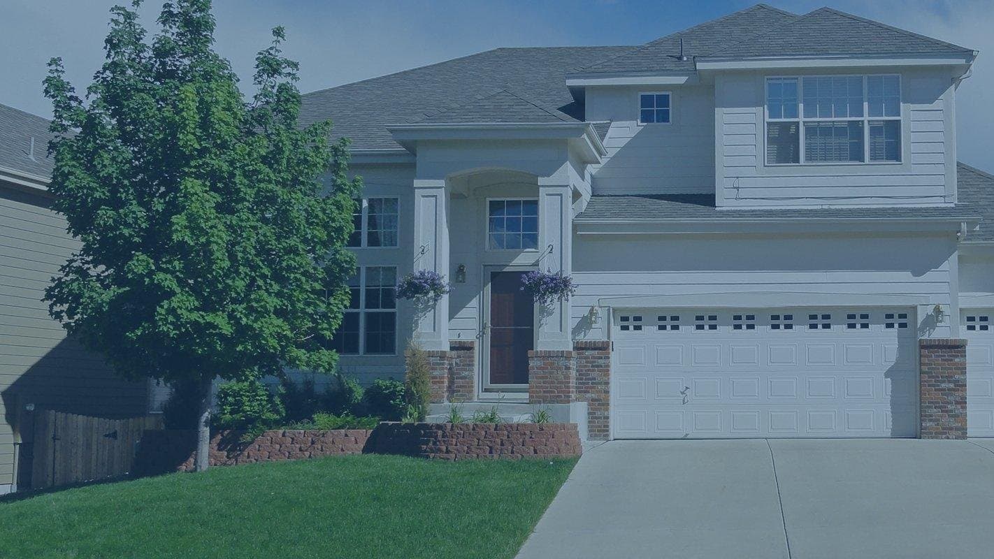 Beeline Pest Control technician spraying home exterior